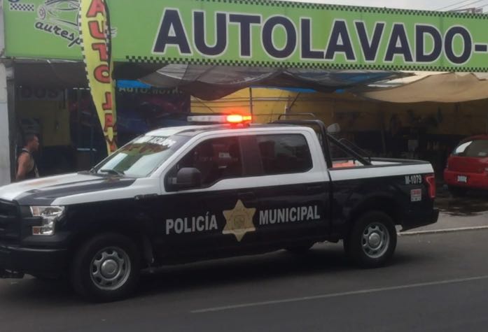 merida7776's tweet photo. Retiró del banco 40 mil,se fue a lavar su auto y a punta de pistola se los quitan #Queretaro #QueretaroSeguro #RobandoParejo #JalandoParejo https://t.co/dk7og7QGb3