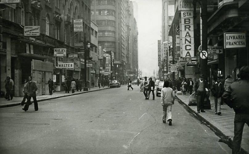 spinfoco's tweet photo. Registro da Rua Barão de Itapetininga, no Centro, em 1972.

#SPInFoco #SP #SaoPa... https://t.co/boBbNE6TT5 https://t.co/AotOEDncv3