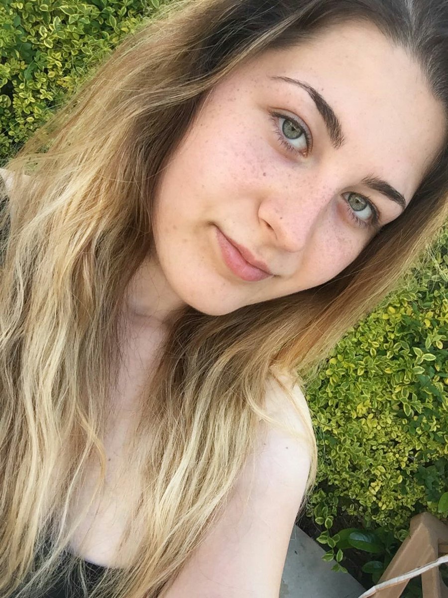 GeazyIsRandom's tweet image. a girl that can do both #makeup #nomakeup