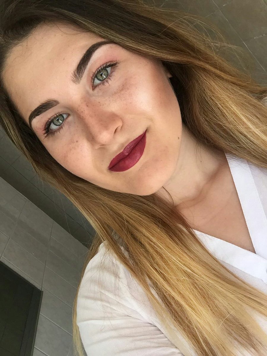 GeazyIsRandom's tweet image. a girl that can do both #makeup #nomakeup