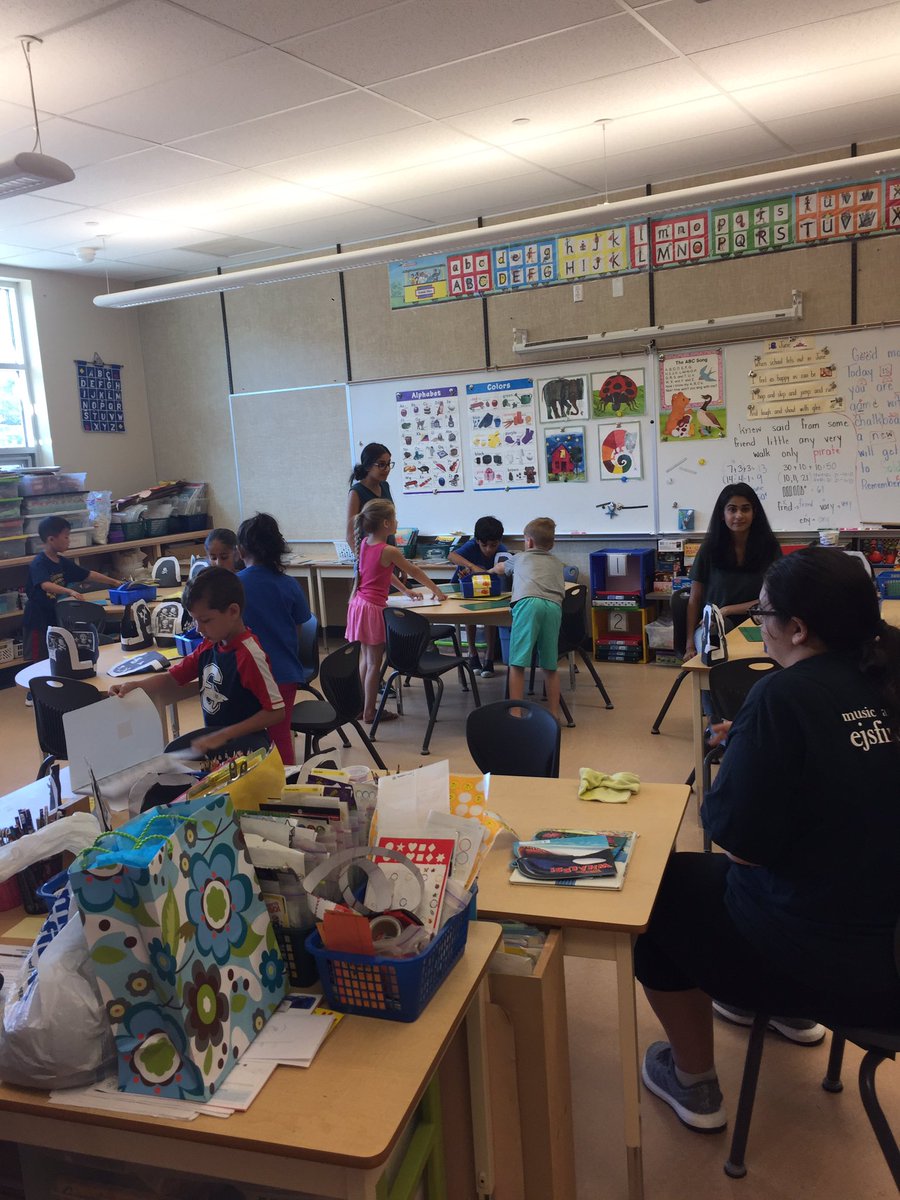mcevoy_math's tweet photo. #passionweek #communityservice #SulliEdition Gr10s helping Goldstone Park teachers organize their classrooms and play games with students. 💗 https://t.co/vFKvA5Qj8r