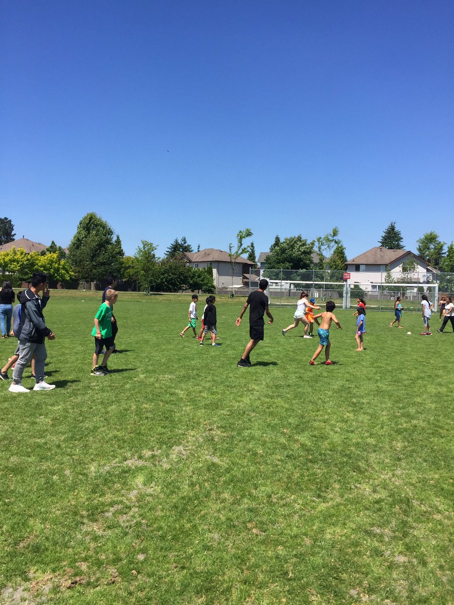 mcevoy_math's tweet photo. #passionweek #communityservice #SulliEdition Gr10s helping Goldstone Park teachers organize their classrooms and play games with students. 💗 https://t.co/vFKvA5Qj8r