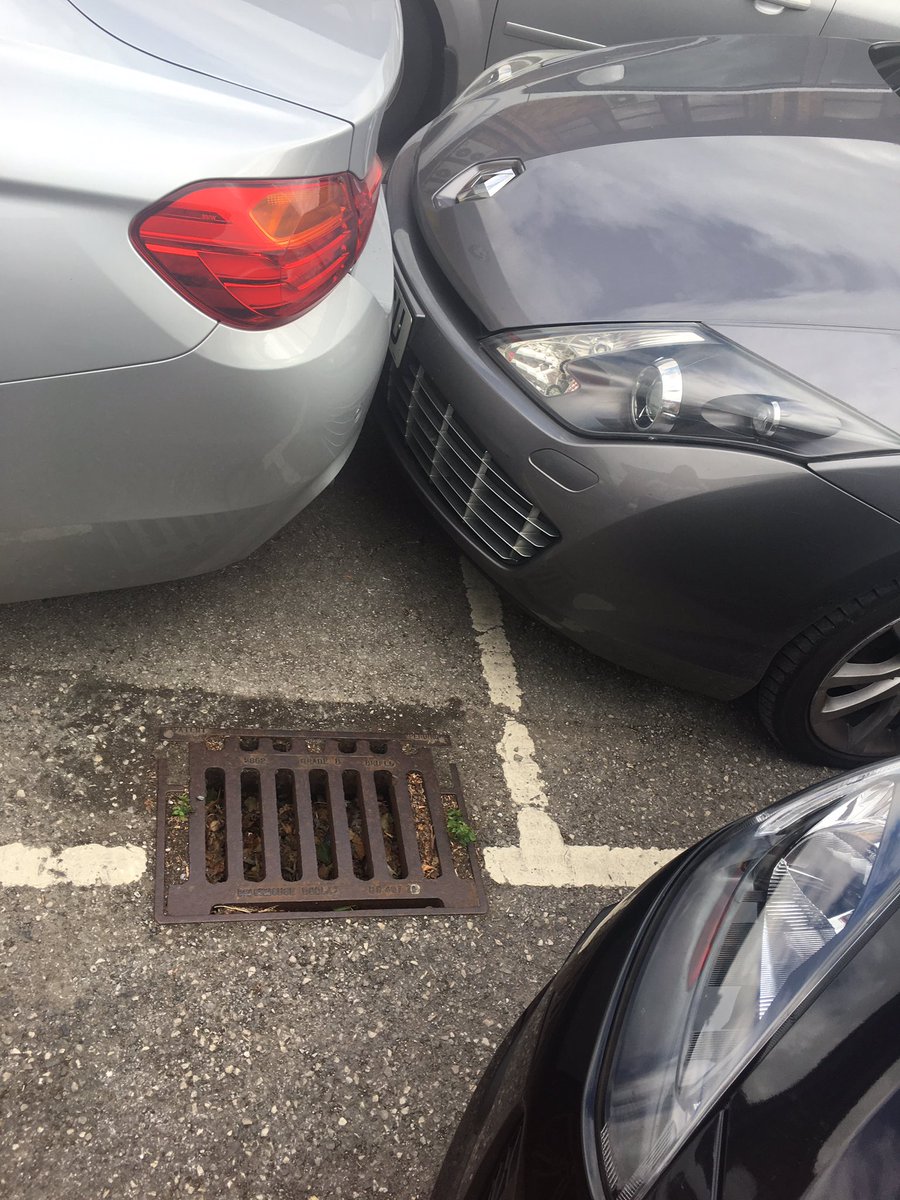 katielouisa11's tweet photo. The work car park never ceases to amaze 🤦🏽‍♀️🤷🏽‍♀️😠 #wow #whatastarttotheweek #parking #parkingonpoint #mondaymorningkiss https://t.co/CsdmCzJta0