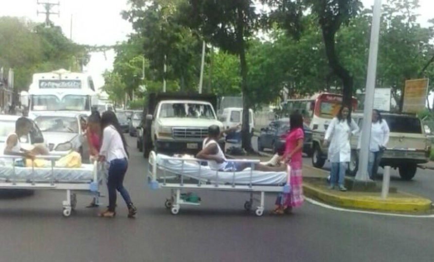 CaraotaDigital's tweet photo. Médicos y pacientes de un hospital de #Maturín se unieron al trancazo https://t.co/nfIwRkUzIz https://t.co/1wCEYggL1N