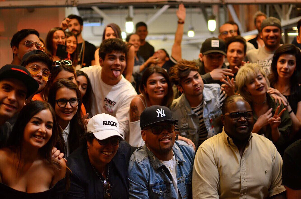 razeofficial's tweet photo. A ver quién encuentra más razers en esta foto... #HIS17 #RazeLive https://t.co/rqeDr8YiUk