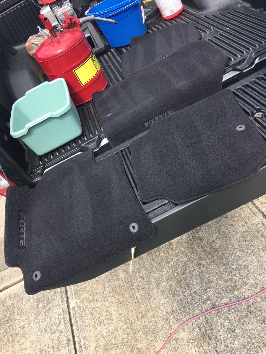 DelvinYates's tweet photo. #applyingpressure #detailingservice #shampooservice #contactme #icometoyou https://t.co/qXY3I6Rhn3