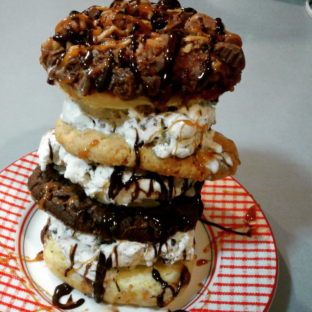 AJLester11's tweet photo. DONuT You WANT IT😍U'd B CooKY IF U DONuT😂 #Donut #ChocIcing #PBDrizzle #REESES #PB #Heath #COOKIE #PBPie #OREO #IC #HotFudge #GinormousFood https://t.co/VS789K7ECZ