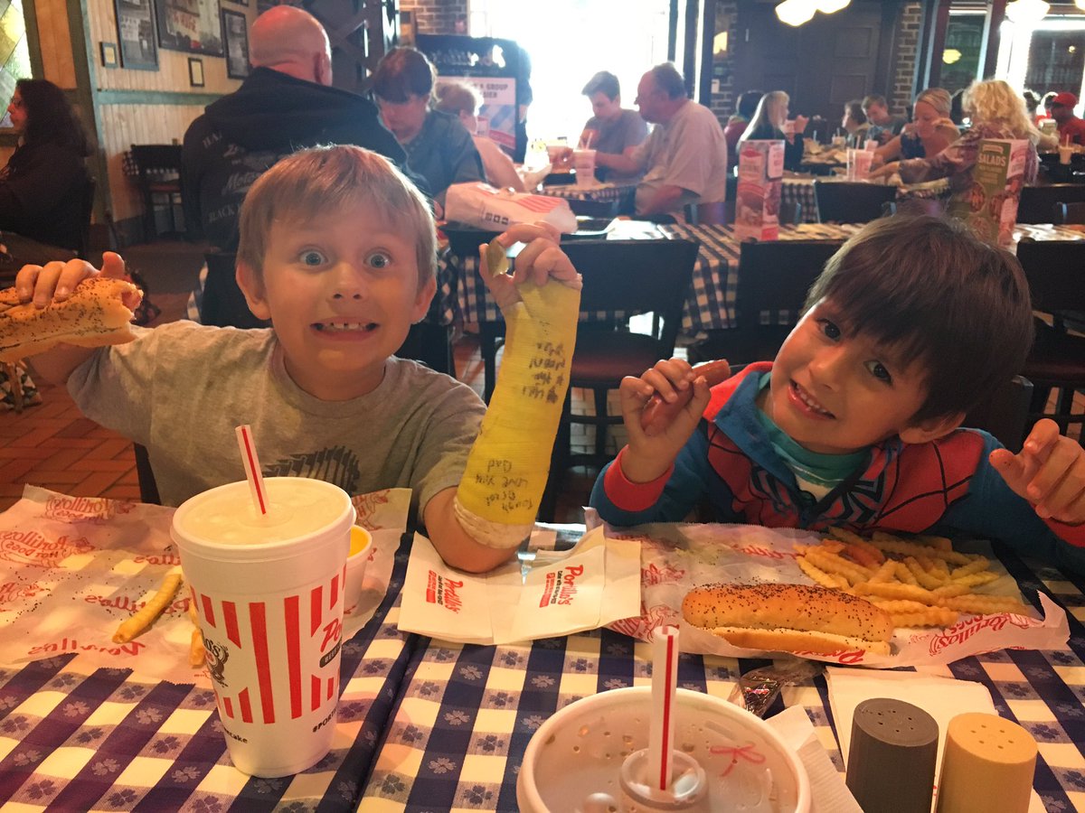KnightsCheer1's tweet photo. The Garza kids are enjoying their Portillo's!!! #PortillosForGood #KnightsCheer https://t.co/UvVBDNGw4G