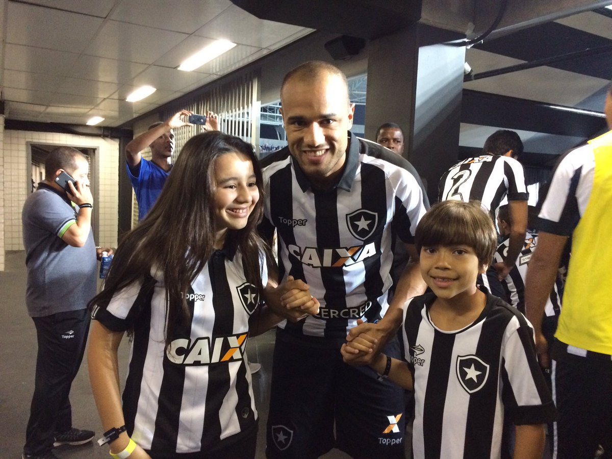 Botafogo's tweet photo. Atacante Roger entra em campo com seus dois filhos. Gulia é homenageada e tem seu nome gritado pela torcida alvinegra! #FuiEscolhido https://t.co/dqSffavtkC