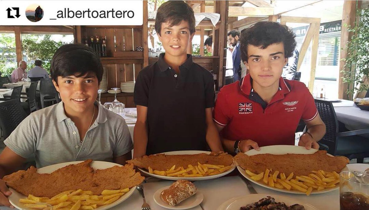 Nos encanta el reto familiar de  @_albertoartero ¿quien acaba con el mítico y enorme escalope Armando de La Ancha?
・・・