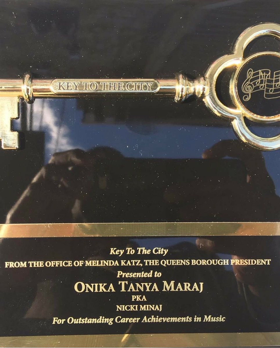 LADYFLAMEZ86's tweet photo. Congratulations to my girl @NICKIMINAJ  on getting #thekeytothecity 😍👑👏 https://t.co/GGJzYGLNrc
