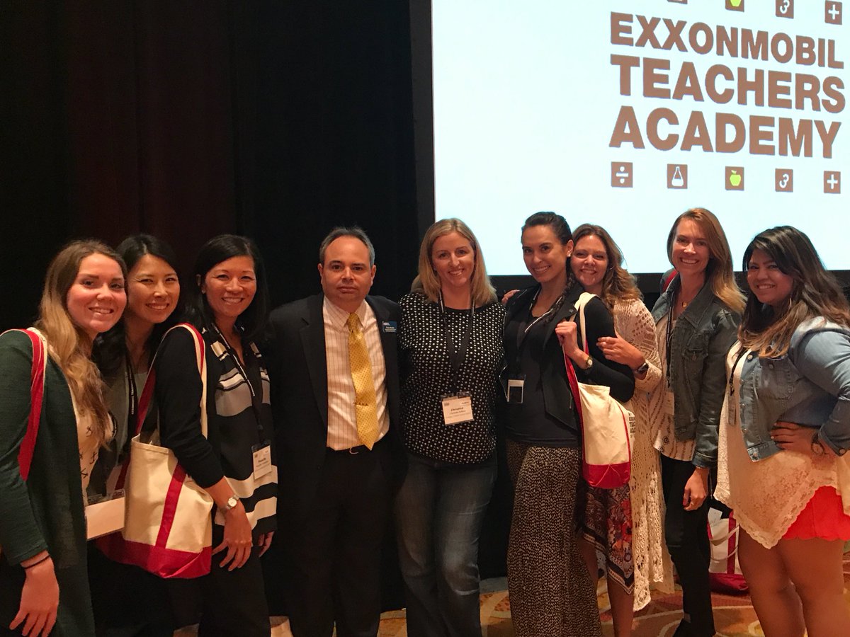 yayasaur's tweet photo. Thanks @fljmendez for all your help with the Learning Center!!! #EMTA2017 #TorrancemeetsTexas https://t.co/8gd1yaxgnF