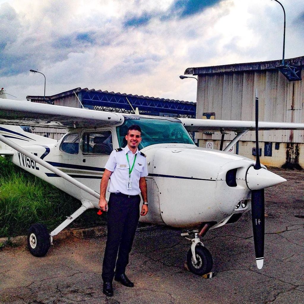 Piloto en Formación!. 😃🙏🇻🇪 En proceso de otra de mis Metas! 💪 En corto tiempo he aprendido que las 2 cosas que no les sirve a un piloto son…