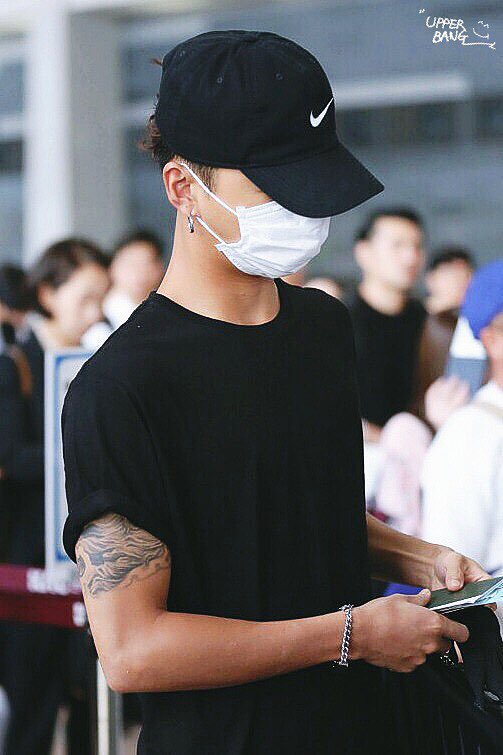 UPPERBANG's tweet photo. 170627 김포 출국 #BAP #방용국 @BAP_Bangyongguk 🌹 https://t.co/SWSrdt8BZU