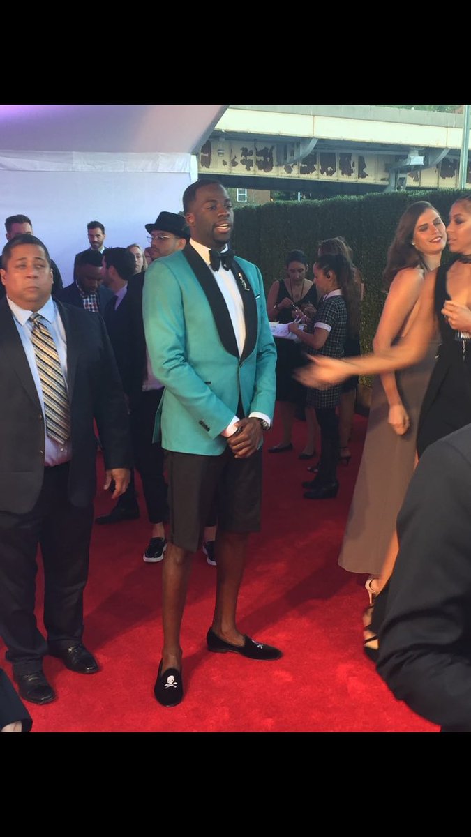 SpartanAvenueFS's tweet photo. Draymond, WHAT ARE THOSE?! https://t.co/vVJi7JYAan