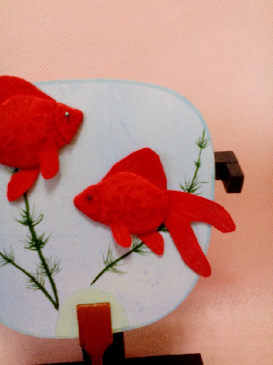 押絵せんけい 試作中の金魚モビール 赤色過ぎて背景で金魚らしさを出すため うちわに変更 写真撮ったら 真っ赤な金魚がオレンジ系の赤色になっちゃった 金魚 うちわ 押し絵 手作り