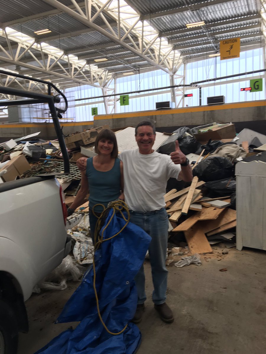SeattleiteAndy's tweet photo. My dad brought my mom to the dump and got their picture taken 😭❤️ https://t.co/vSLQlYrkaN