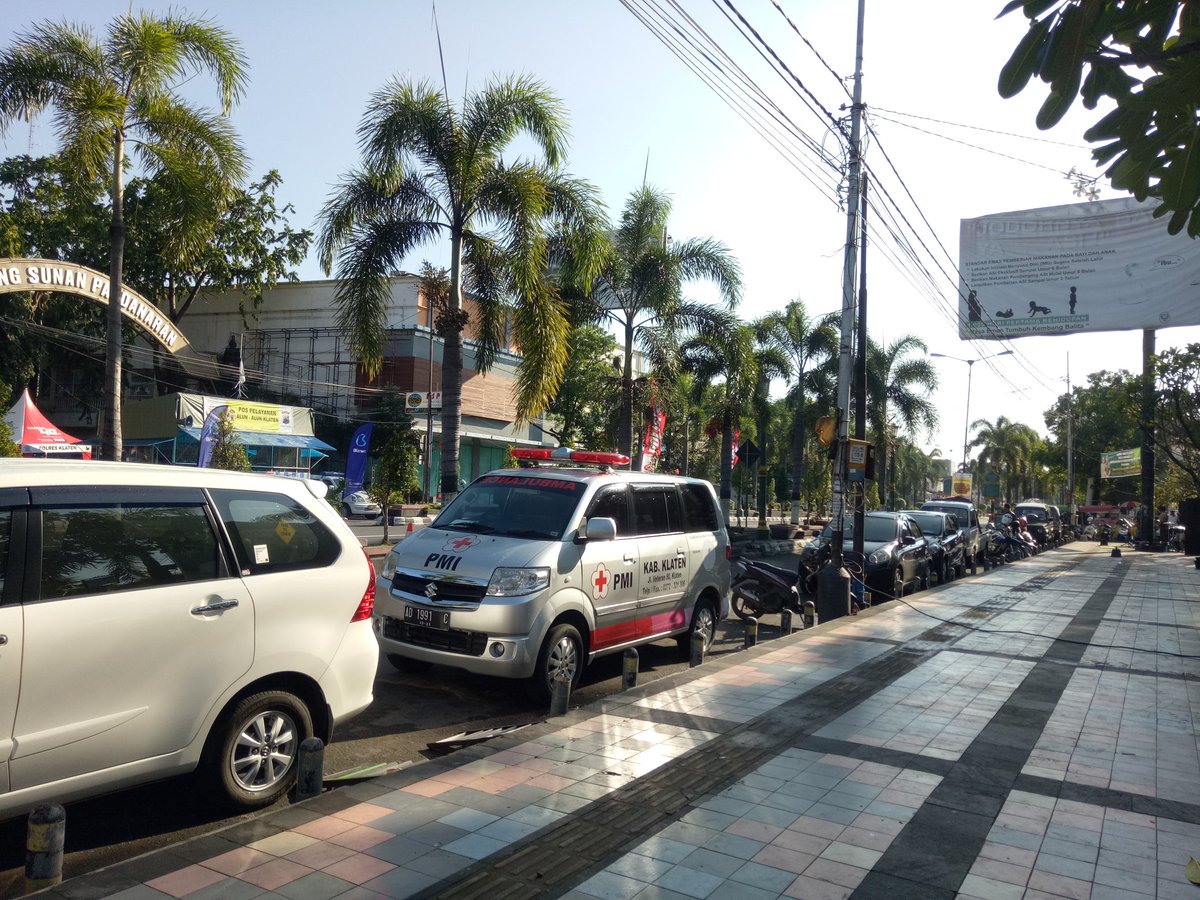 Petugas PP dan ambulans PMI Klaten dalam acara Festival Kuliner Tradisional Klaten di Alun-alun Klaten. <a href="/PMIJawaTengah/">PMI Jawa Tengah</a>