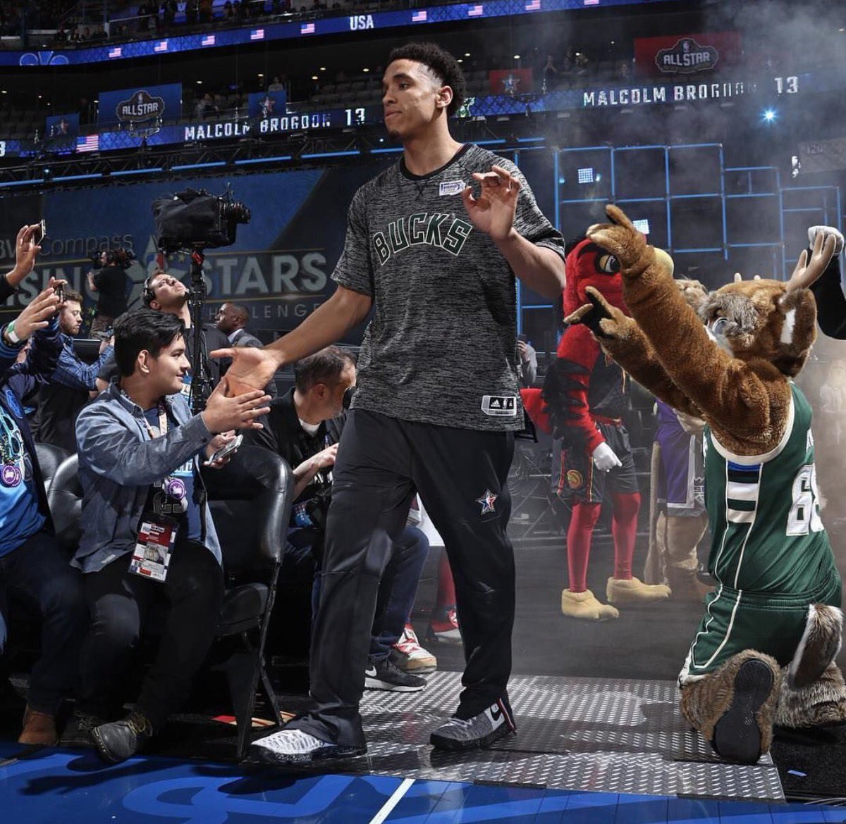 BucksBango's tweet photo. The one. The Only. MALCOLM BROGDON as Rookie of the Year!! #NBAAwards https://t.co/2dagUfQ3U2