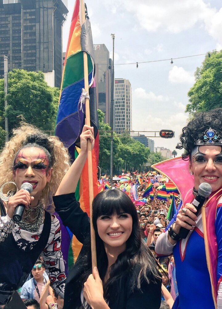 Chuperchamp's tweet photo. Porque no mencionaron que Zague estuvo apoyando a la @La_Supermana en el pride parade? https://t.co/k4FN2qgYXX