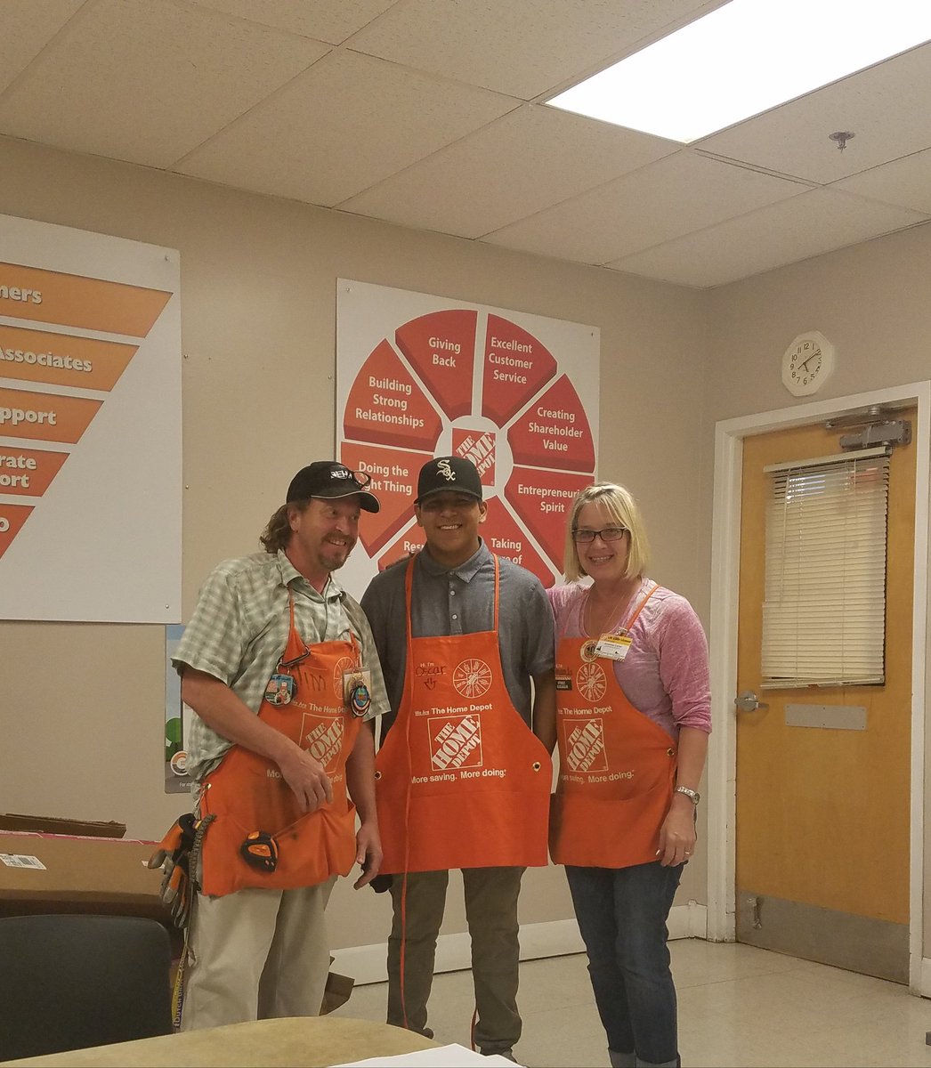__ellie_b's tweet photo. Oscar getting his first apron!!! #hd4010 #firstapron @bamanda1214 @Pennymayhem https://t.co/PHxw4micP0
