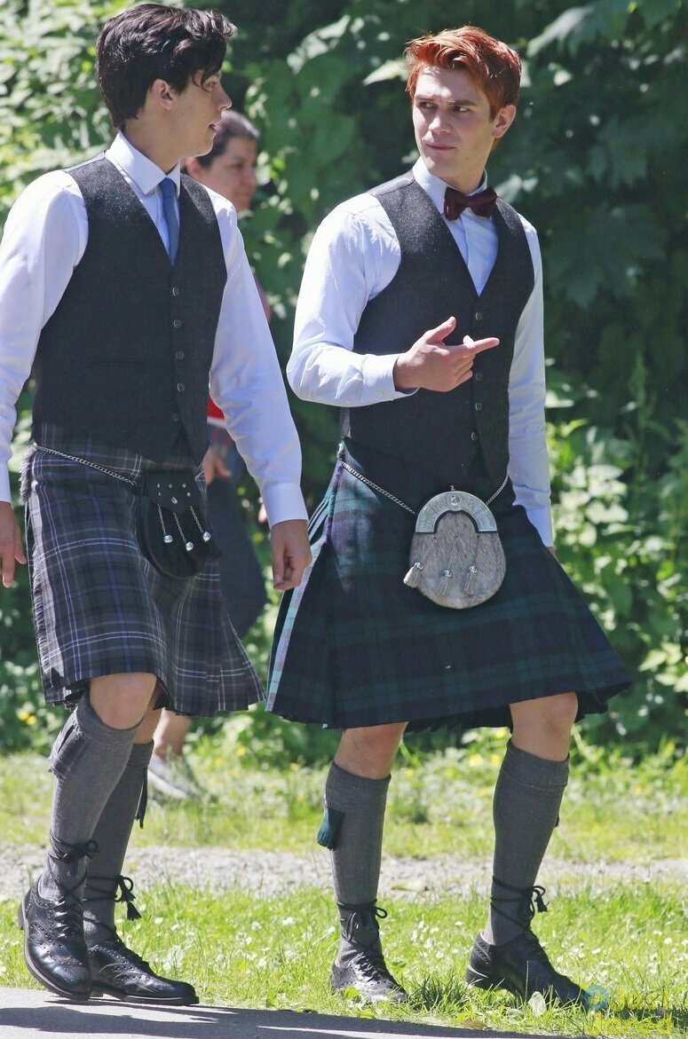 Imarchiekins's tweet image. Faldas everywhere.