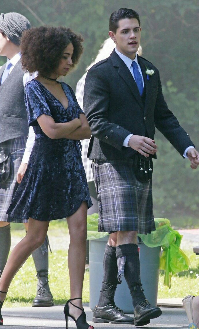 Imarchiekins's tweet image. Faldas everywhere.