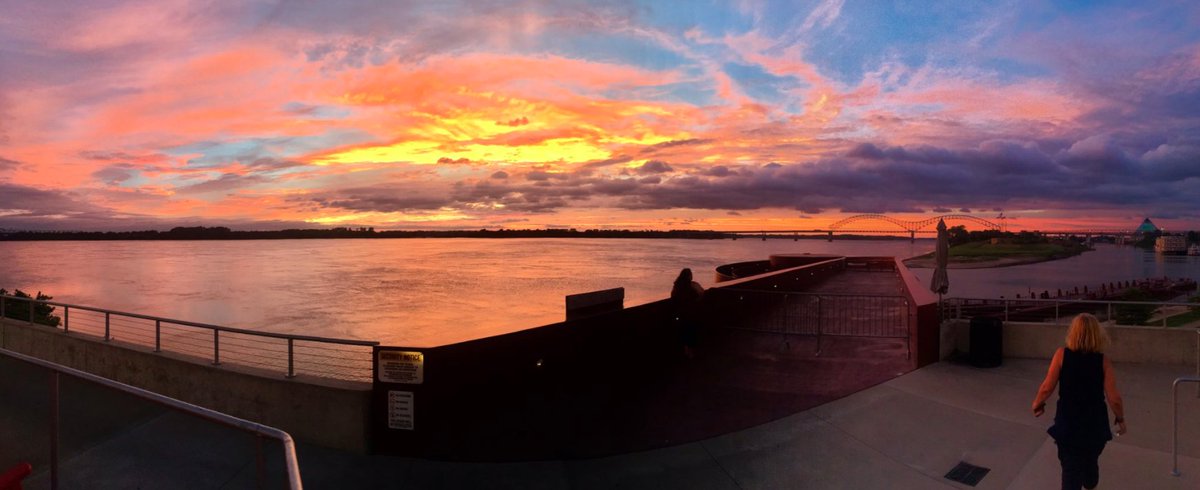 TheSnowdenHouse's tweet photo. RT @Local24Jessica: These Memphis sunsets just get better and better. https://t.co/h5f8lpZjh1