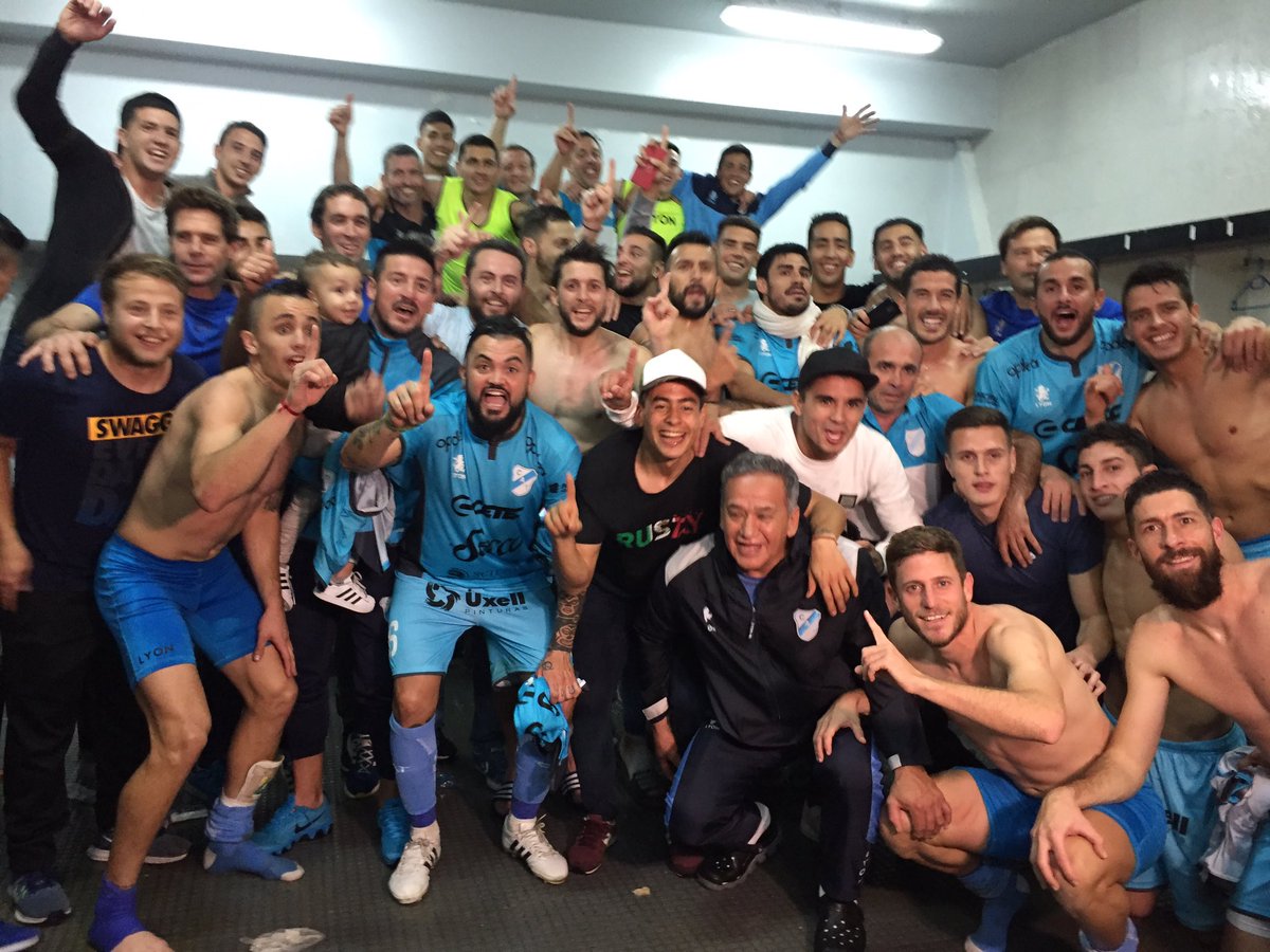¡TEMPERLEY ES DE PRIMERA! Los jugadores del "Gasolero" festejan en el vestuario de Vélez.