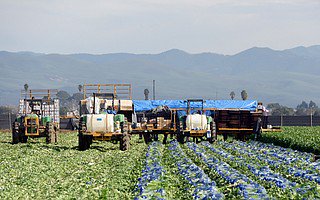 foodtank's tweet photo. Labor shortage leaves $13 Million in crops to rot in fields as more Mexican farm workers are leaving the states: 
https://t.co/Ff53YNg6yP https://t.co/rSVdmBqzHp