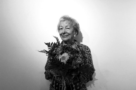 amguiral's tweet photo. «Después de cada guerra 
alguien tiene que limpiar». 
#WislawaSzymborska (Fotografía de Alberto Cristofari). --> https://t.co/sxcNcAFduO https://t.co/0KMOE9hI9e