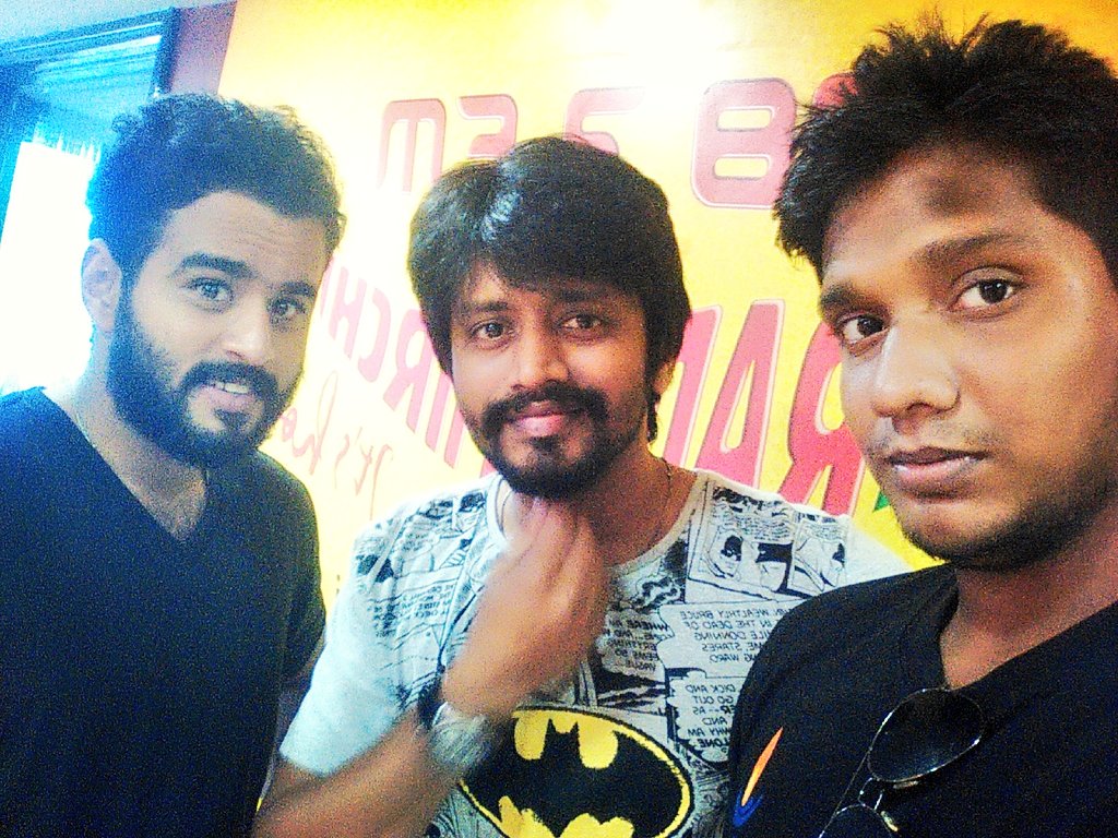 palanirpms's tweet photo. A small chat with Rjs 
#mywell-wishers#brothers @MirchiRJVJ @Mirchisha 
Where ever they positive vibrations thre 
Inspiring rjs #selfie😊 https://t.co/eTGo0AeECK