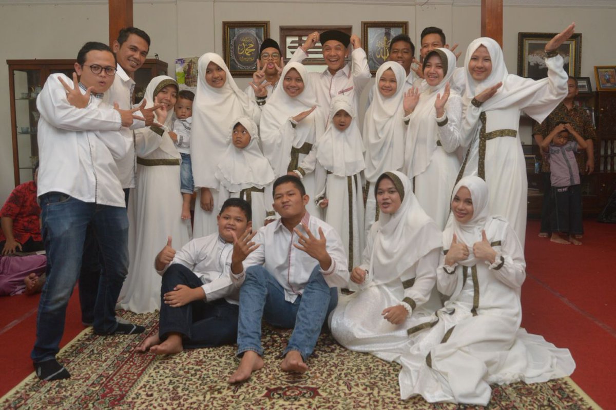 Jama'ah tabligh dr mancanegara ikut meramaikan Open house Idul Fitri 1438H Gubernur <a href="/ganjarpranowo/">Ganjar Pranowo</a> di kediaman Kutoarjo, Purworejo (26/6)