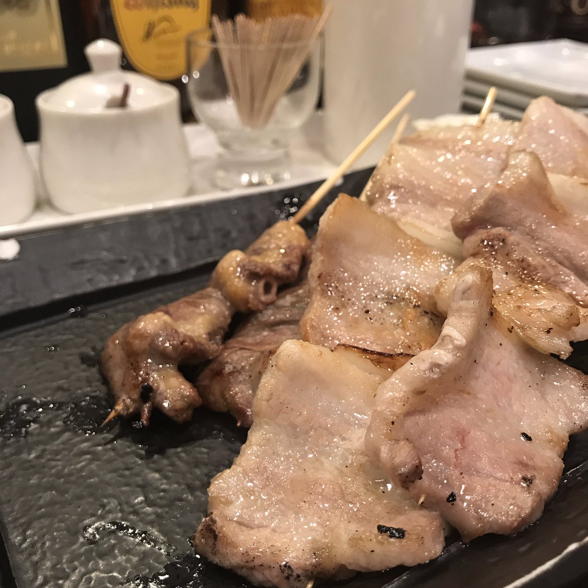福岡県民は焼き鳥屋で豚バラはド定番なんやけど、他の地域の焼き鳥屋には豚バラを置いてない店が多いということを最近知った。 「焼き鳥屋なのに何で豚なの?」と否定されますが、福岡のヒーローとして反論させていただきたい。 言われてみればその通りだな