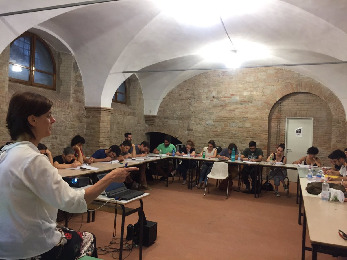 Si comincia la mattinata di formazione con <a href="/amati_anna/">Anna Amati</a> alla domanda che cosa è per voi un imprenditore/imprenditrice? #officinefratti