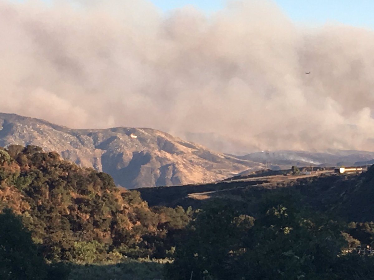 #ManzanitaFire at more than 1200 acres near Beaumont,  CA. white speck against hill is firefighting plane <a href="/CALFIRERRU/">CAL FIRE/Riverside County Fire Department</a>