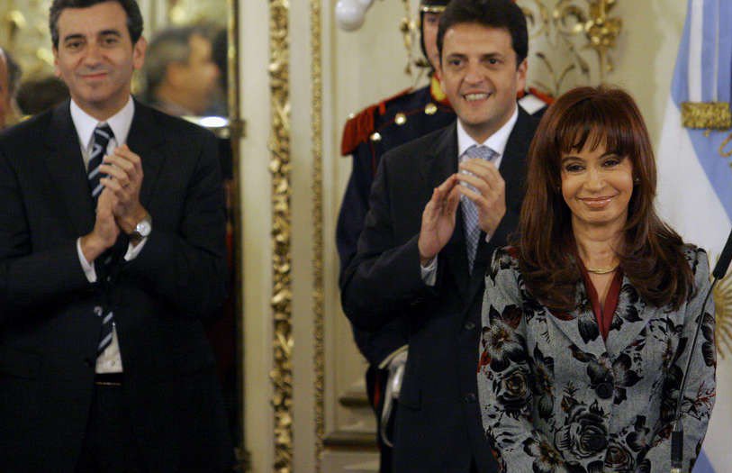 Los que aplauden atrás dicen que van a solucionar las cagadas que se mandó la de adelante mientras la aplaudían. Bueno.