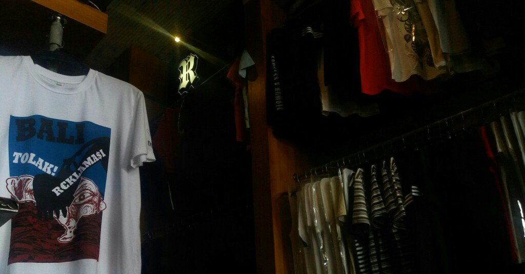 Masih tersedia! T-shirt #BaliTolakReklamasi, di #RUMBLEEMPIRE Jl. Teuku Umar 155A Denpasar - BALI. Dukung..!!!