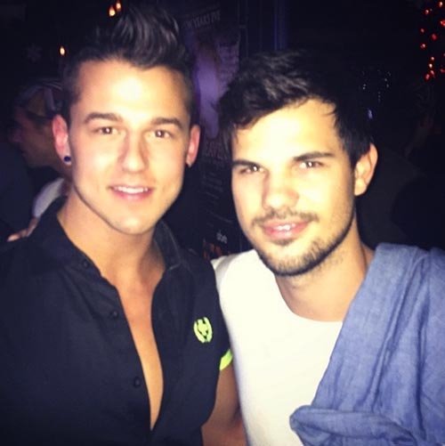 adoringtay's tweet photo. Taylor Lautner 📷 #ninadobrev  #murrayswanby #zacefron https://t.co/iMmFmNed7Q
