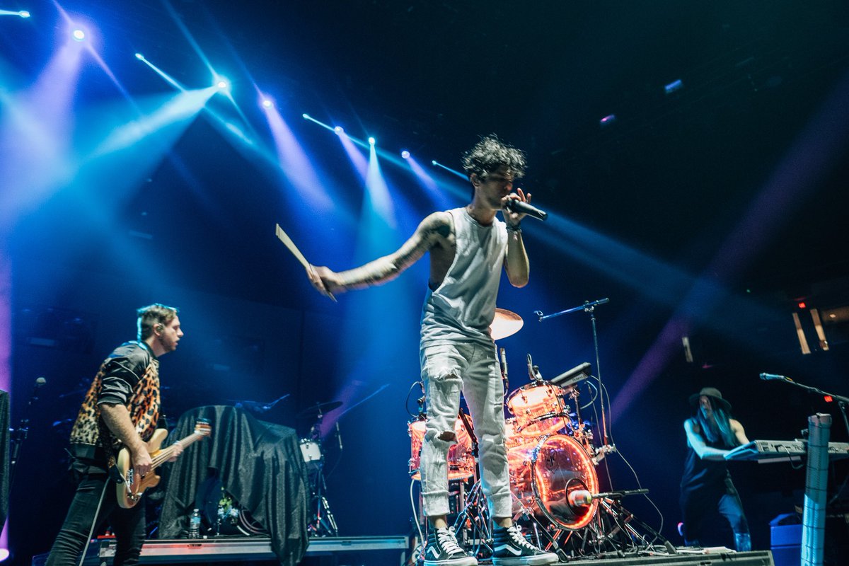 vesperteen's tweet photo. Last night we played for a big arena full of amazing people. I'll never forget it. 💙Thanks for capturing these @jphever https://t.co/4M39WnYcqA