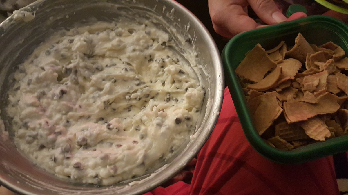 starzee33's tweet photo. Canoli dip! 👌👌#canolidip #Foodie #foodporn https://t.co/ACQ51LR7Qd