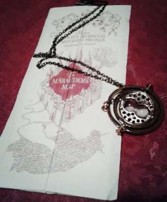 ElizabethVelvet's tweet photo. Celebrando 20 años #HarryPotter20 #Potter20 #Challenge
Dia 16
Objeto mágico favorito
#Giratiempo y #MapaDelMerodeador https://t.co/CkDjaxd8zY