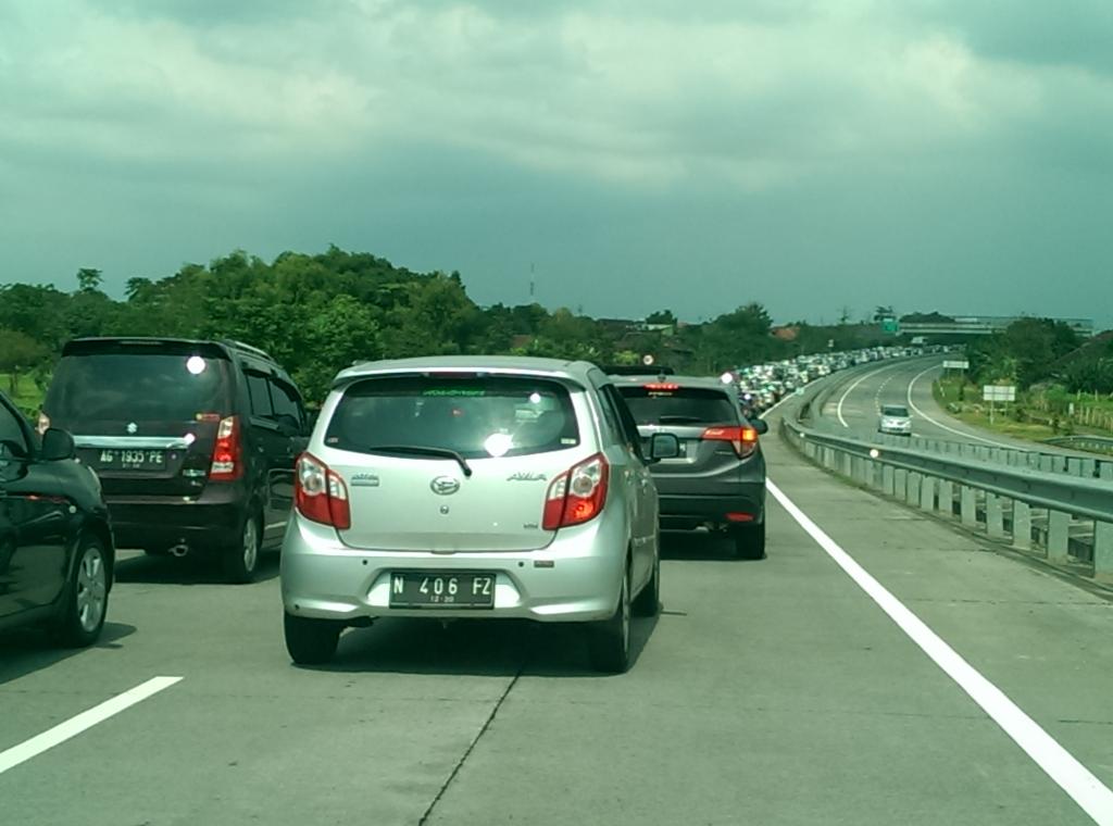 tifaniTLT's tweet photo. @e100ss  exit tol taman dayu, muacet soro.. kontras banget sama yg ke arah sby https://t.co/6Yv4B9iYQK