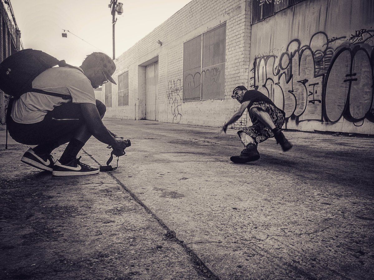 Emily__Wessel's tweet image. Stopped by to catch up w/ @apaulo8 &amp;amp; @MainFlowMusic at a video shoot today in #DTLA 🎶🌃🌇🎶