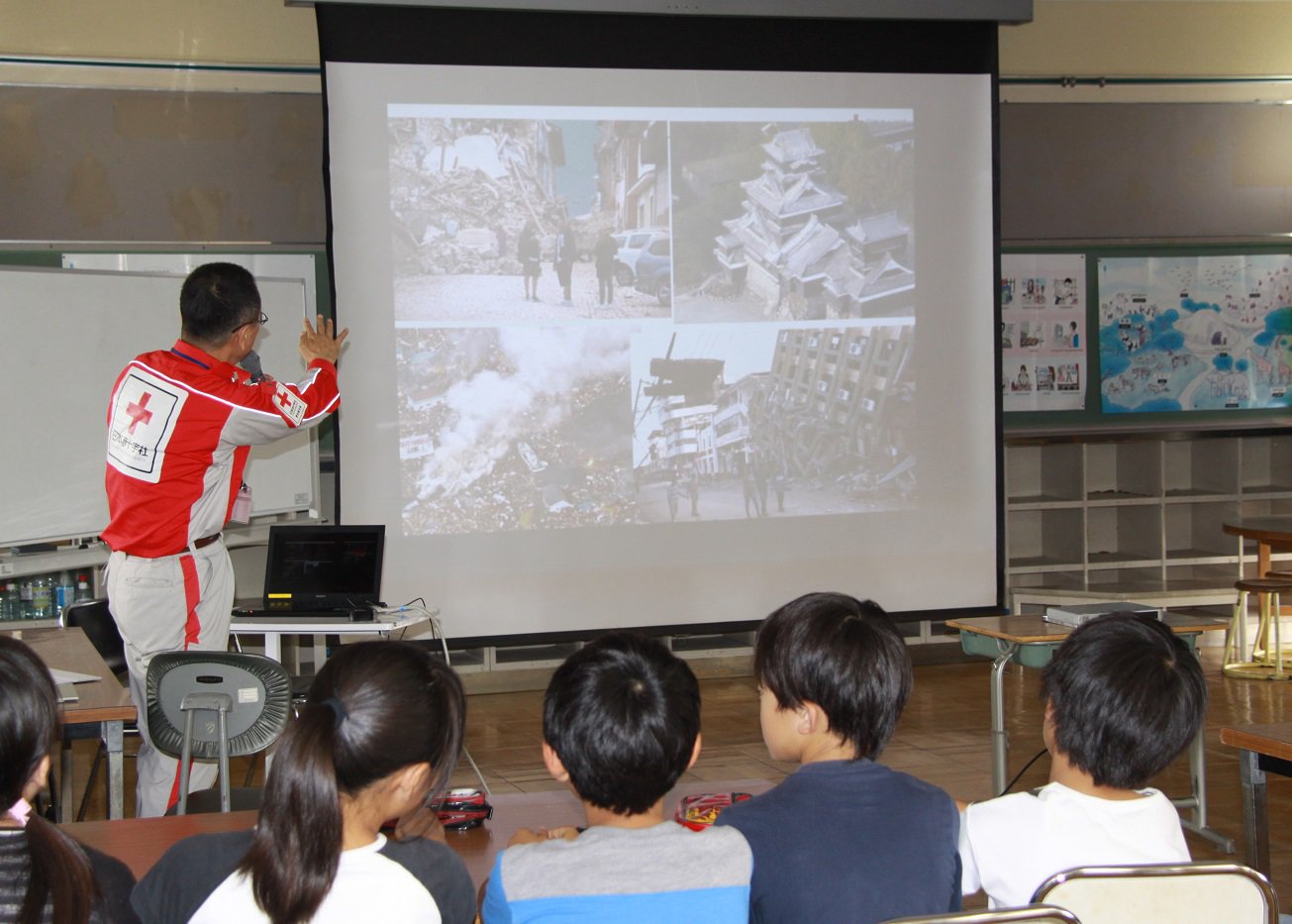 日本赤十字社愛知県支部 今日は北名古屋市立栗島小学校に愛知県支部職員を派遣し いえまですごろく の体験授業を実施 これは防災教育の一環で 実際にすごろくを体験してもらった子どもたちは 楽しみながら災害時の知識を学ぶことができました