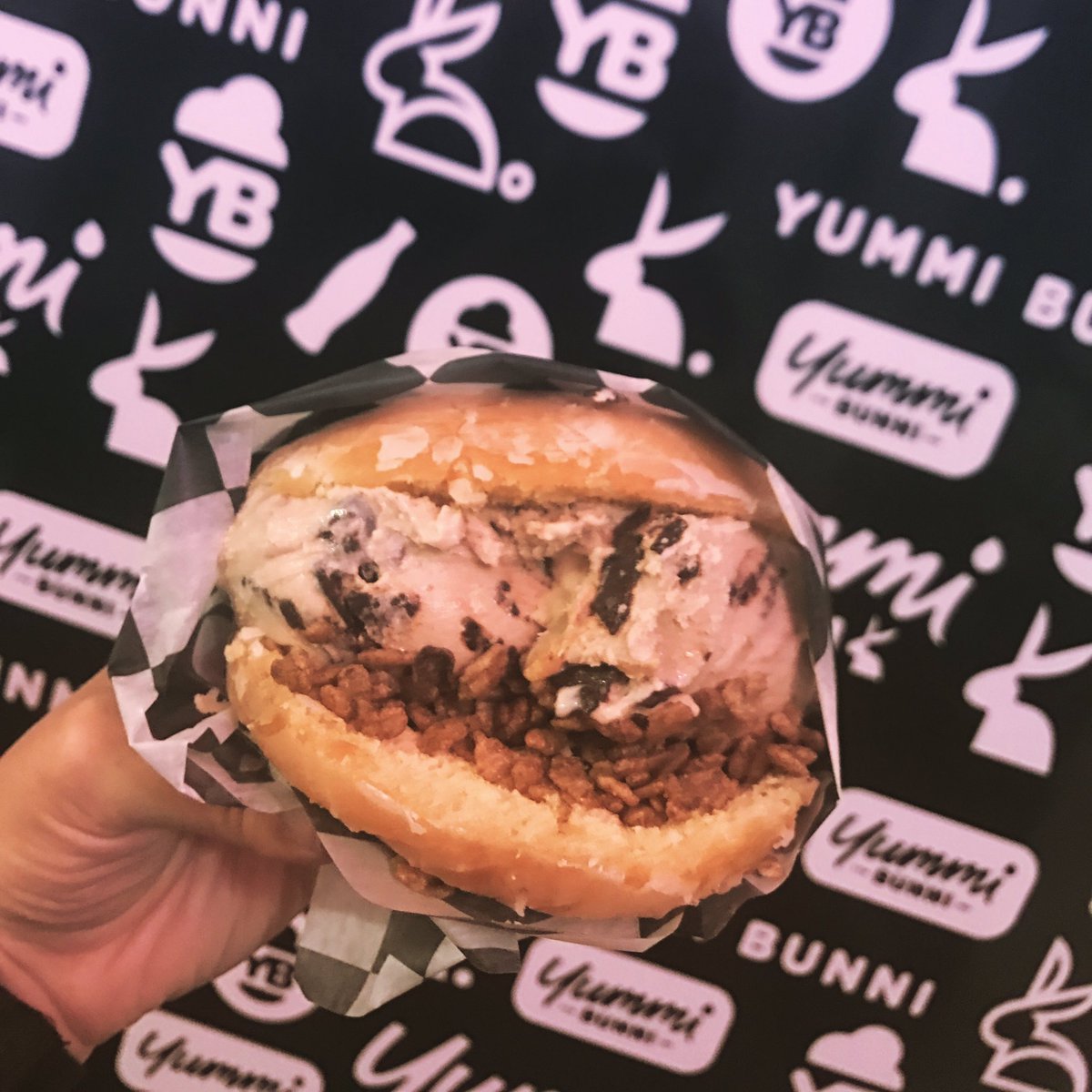 EliseShrock's tweet photo. This is a glazed donut ice cream sandwich with Cocoa Puffs. I love researching for @heartlandnow1. @theyummibunni #becauseresearch 👏🏼💯🙏🏽 https://t.co/jzMlsTbzih