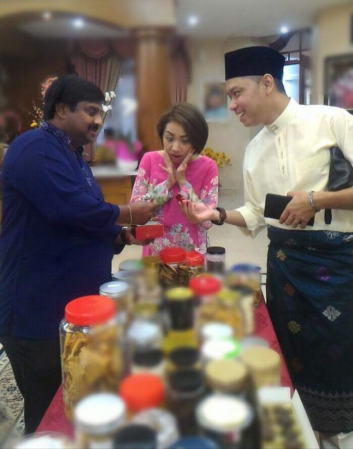 nizam_pb's tweet photo. 1 Syawal 1438 bersama keluarga, bos dan rakan2 CMO. Selamat Hari Raya Aidilfitri, Maaf Zahir Batin.1
#bergerak
#bukankernanama 
#Satuhati https://t.co/zRihl32Mrt