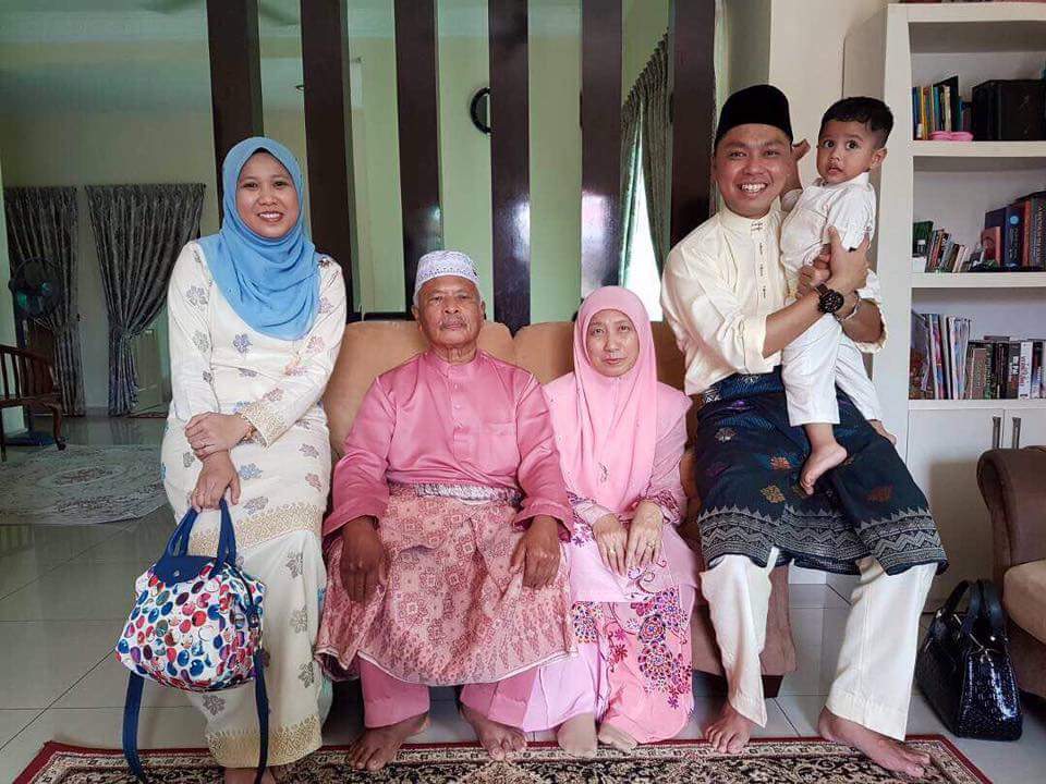 nizam_pb's tweet photo. 1 Syawal 1438 bersama keluarga, bos dan rakan2 CMO. Selamat Hari Raya Aidilfitri, Maaf Zahir Batin.1
#bergerak
#bukankernanama 
#Satuhati https://t.co/zRihl32Mrt