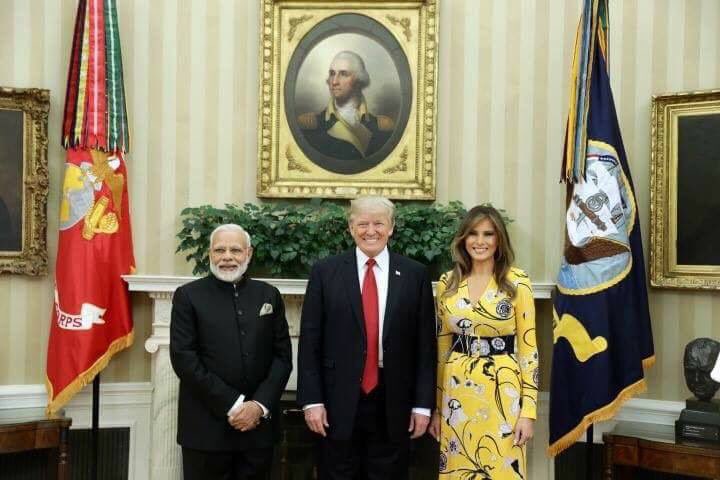 Gitanjali_DS's tweet photo. सेक्युलरिज्म की बस्तियों में बर्नोल के टैंकर भिजवाओ भाई..उनके बड़के पापा और विदेश वाले डैडी एक साथ😊
#ModiTrumpMeet
#ModifiedUS https://t.co/xJs4Ssnna3