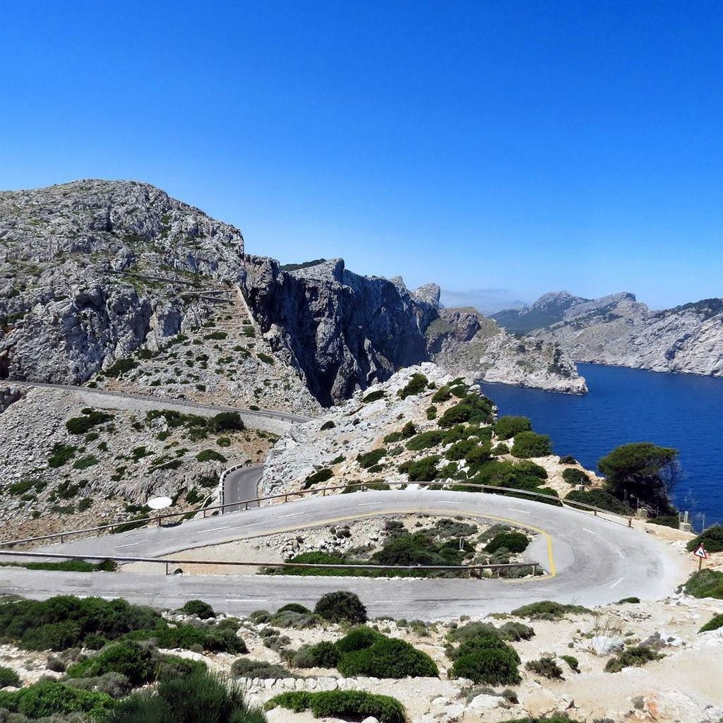 monicaesse70's tweet photo. Dopo ogni curva un panorama mozzafiato... #amazingroads #beautifulroad #cooldriving #carlovers #carlifestyle #roadtrip #driving #drive #tra… https://t.co/MDL1tcuMfo